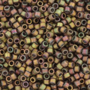 Könnte beinhalten: Nahaufnahme einer Ansammlung kleiner, runder, metallischer Perlen. Die Perlen sind dunkelbronzefarben mit einem leichten irisierenden Schimmer.