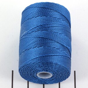 Puede incluir: Una bobina de cordón de nylon azul brillante.