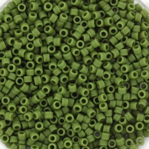 Miyuki Delica pärlor ogenomskinlig matt avokado, 5g 11/0 DB1585, cylindriska pärlor, mörkgröna Miyuki, färg DB 1585, Delica grön