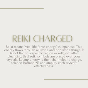 Może przedstawiać: Tekst wyjaśniający koncepcję Reiki, japońskiej praktyki uzdrawiania energetycznego, kt&oacute;ra wykorzystuje energię do promowania uzdrowienia i dobrego samopoczucia. Stwierdza, że energia Reiki przepływa przez wszystkie żywe i nieożywione rzeczy i nie jest związana z żadnym konkretnym regionem ani religią. Tekst opisuje, jak symbole Reiki są używane do ładowania, r&oacute;wnoważenia, harmonizowania i wzmacniania kryształ&oacute;w.