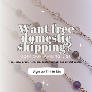 K&ouml;nnte beinhalten: Drei Halsketten mit unterschiedlich farbigen Perlen und goldenen Ketten. Der Text "Want free domestic shipping? Join our mailing list + exclusive promotions, discounts, spiritual and crystal content Sign up link in bio" ist auf dem Bild.