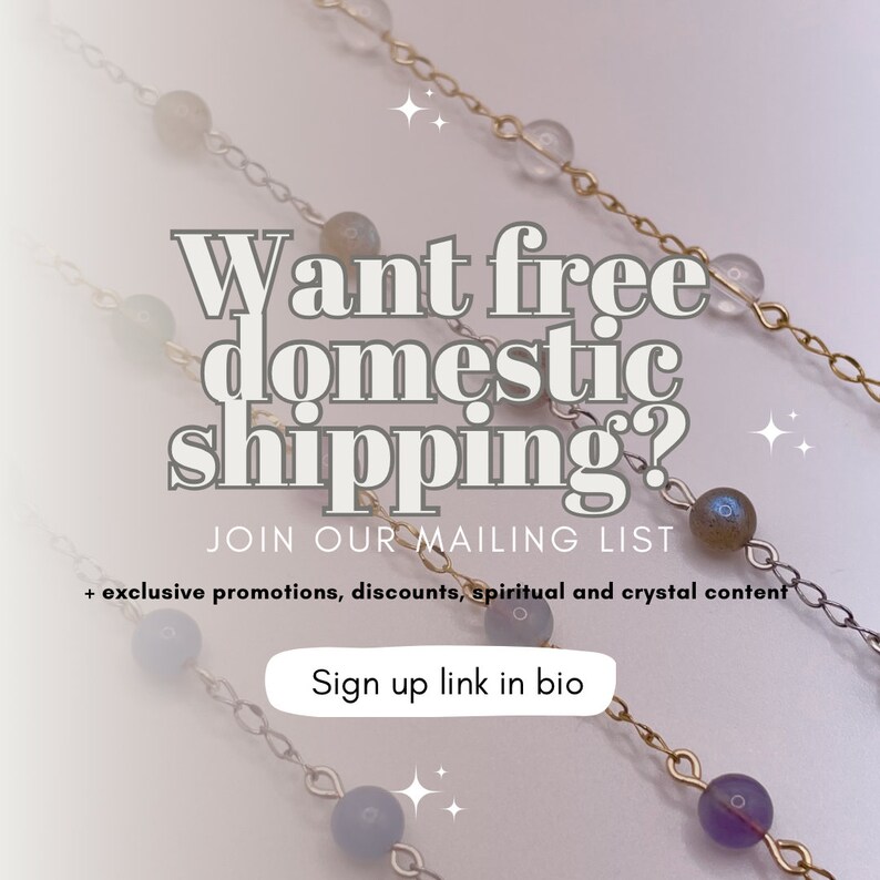 K&ouml;nnte beinhalten: Drei Halsketten mit unterschiedlich farbigen Perlen und goldenen Ketten. Der Text "Want free domestic shipping? Join our mailing list + exclusive promotions, discounts, spiritual and crystal content Sign up link in bio" ist auf dem Bild.
