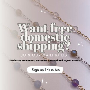Może przedstawiać: Trzy naszyjniki z koralikami w r&oacute;żnych kolorach i złotymi łańcuszkami. Tekst "Want free domestic shipping? Join our mailing list + exclusive promotions, discounts, spiritual and crystal content Sign up link in bio" znajduje się na obrazku.
