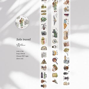 Może przedstawiać: Paski błyszczącej taśmy PET z akwarelowymi ilustracjami o tematyce podr&oacute;żniczej. Wyświetlany jest tekst "Solo travel" wraz ze szczeg&oacute;łami produktu. Każdy pasek ma szerokość 3 cm i długość 5 m.
