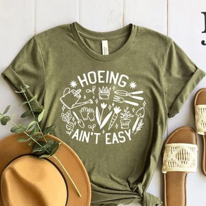 Gardener T Shirt, Plant Lover Shirt, Farmer T Shirt, Hoeing Ain't Easy Shirt, Gift For Gardeners, Botanical Shirt, Gardening Shirt, Garden immagine 1