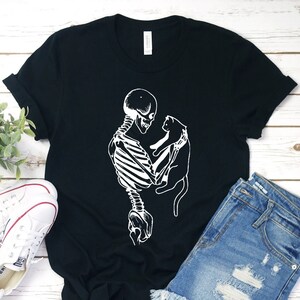 Camiseta de esqueleto y gato, regalos para amantes de los gatos, regalo para amantes de los gatos, mamá gata, ropa para gatos, papá gata, camiseta de gato, camiseta de Halloween, amor de esqueleto