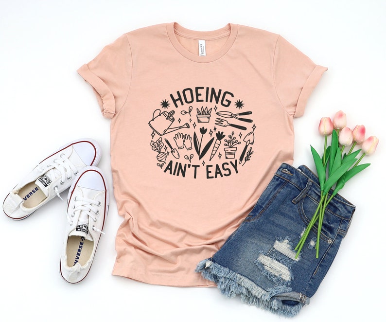 Gardener T Shirt, Plant Lover Shirt, Farmer T Shirt, Hoeing Ain't Easy Shirt, Gift For Gardeners, Botanical Shirt, Gardening Shirt, Garden immagine 3