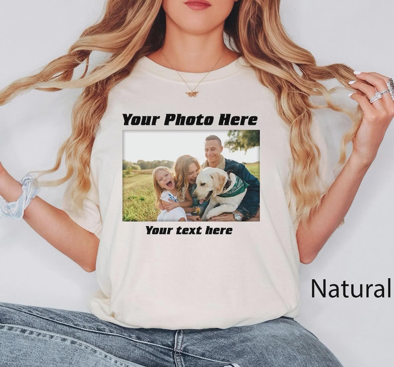 Może przedstawiać: Kremowa koszulka z nadrukiem zdjęcia rodzinnego. Na zdjęciu rodzina z psem, a tekst "Your Photo Here" i "Your text here" jest wydrukowany nad i pod zdjęciem. Słowo "Natural" jest wydrukowane w prawym dolnym rogu.