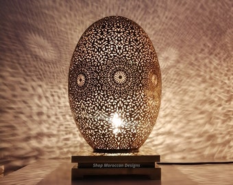 Marokkanische Nachttischlampe - Messing Nachttischlampe - Tischlampe - Boho Decor - maurische Beleuchtung .