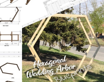 Op de afbeelding: Een zeshoekige bruidsboog van hout, die op een gazon staat. De boog is gemaakt van twee lagen hout, waardoor een dubbele frame ontstaat. De tekst "Hexagonal Wedding Arbor Blueprints" staat op het gras voor de boog.