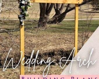 Op de afbeelding: Een houten bruiloftsboog met een natuurlijke houten afwerking. De boog is versierd met witte en roze bloemen en groen. De boog staat in een grasveld met bomen op de achtergrond. De tekst "Wedding Arch Building Plans DIY YOUR WEDDING Etsy Store" is over de afbeelding gelegd.