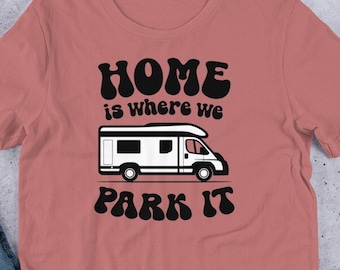 El hogar es donde lo estacionamos - Camiseta unisex Van Life / Camiseta de viajero nómada digital