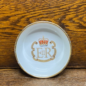 Queen Elizabeth II Golden Jubilee Small Commemorative Dish - 1977 - Dartmouth Potteries, England