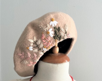 Béret beige brodé à la main, Bonnet français 100 % laine, Béret brodé de fleurs sauvages, Fleurs brodées pastel, Béret pour femme, Cadeau pour elle