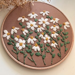 Fertige bestickte Hoop-Gänseblümchen, botanischer Stickrahmen, Blumen-Stickrahmen, einzigartige Einweihungskunst, Wandbehang-Dekor, Wohngeschenk Bild 1