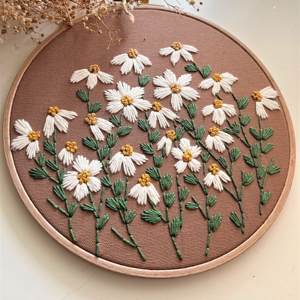 Fertige bestickte Hoop-Gänseblümchen, botanischer Stickrahmen, Blumen-Stickrahmen, einzigartige Einweihungskunst, Wandbehang-Dekor, Wohngeschenk