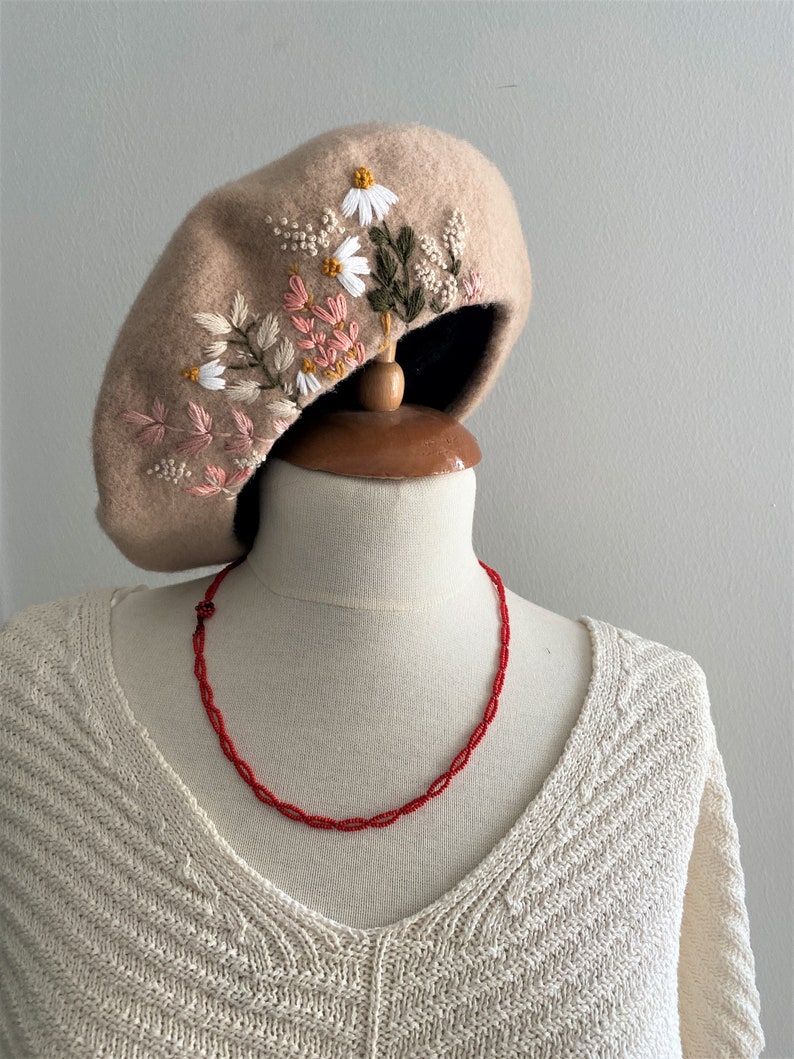 Béret français fleuri 100 % laine brodé à la main, chapeau brodé personnalisé, béret pour femme, béret brodé, cadeau pour femme, Saint-Valentin image 6