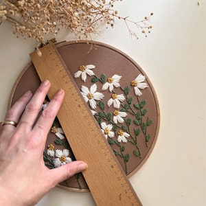 Fertige bestickte Hoop-Gänseblümchen, botanischer Stickrahmen, Blumen-Stickrahmen, einzigartige Einweihungskunst, Wandbehang-Dekor, Wohngeschenk Bild 3