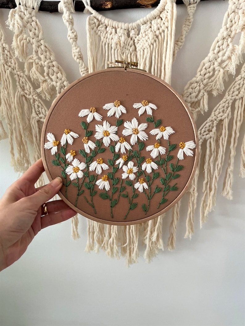 Fertige bestickte Hoop-Gänseblümchen, botanischer Stickrahmen, Blumen-Stickrahmen, einzigartige Einweihungskunst, Wandbehang-Dekor, Wohngeschenk Bild 5