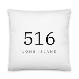 Może przedstawiać: Biała poduszka z czarnym tekstem, który brzmi "516 LONG ISLAND".