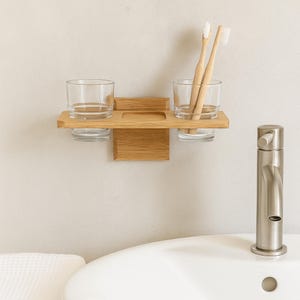 Zahnbürstenhalter mit Zahnseide Ablage, zur Wandmontage in Eiche.
