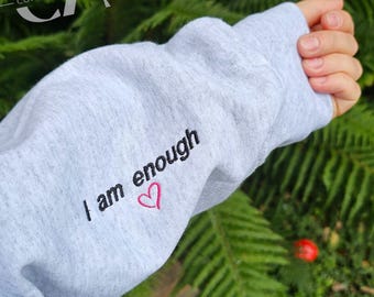 Sudadera bordada "Soy suficiente": mensaje personalizado en la manga, regalo para ella, jersey bordado