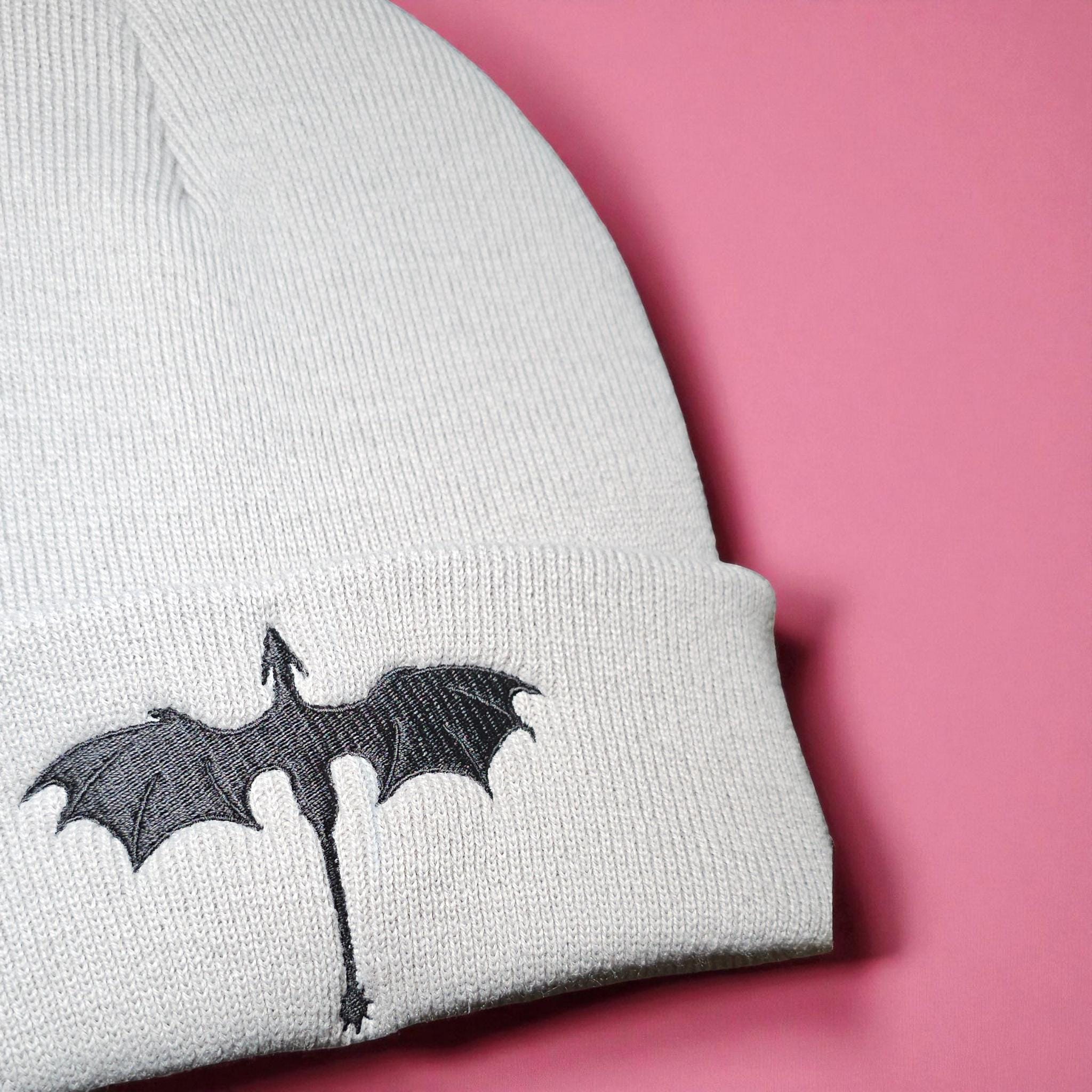 ドラゴン刺繍ビーニー：ファンタジーニット帽 - Etsy 日本