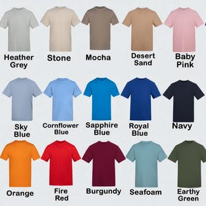 Op de afbeelding: Een verzameling t-shirts met korte mouwen in diverse kleuren, waaronder wit, grijs, beige, bruin, roze, paars, antraciet, blauw, geel, oranje, rood, bordeaux, zeegroen en groen. Elk shirt is voorzien van de kleurnaam.