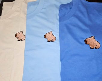 Geborduurd capibara-T-shirt: uniseks T-shirt van biologisch katoen