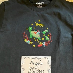 T-shirt de tortue de mer brodé - Tortue de mer nageant dans l’océan