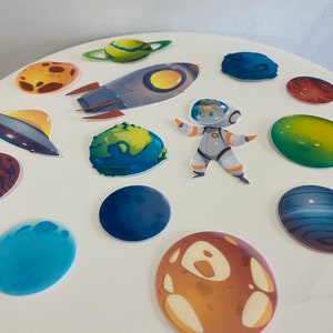 Simpatici pianeti commestibili pretagliati, razzo e astronauta - decorazione per torta di compleanno. Decorazioni di compleanno con carta da ostia e spazio