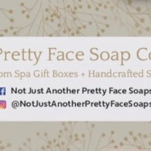 Może przedstawiać: Biały prostokąt z tekstem "Pretty Face Soap Co" w kolorze czarnym. Pod tekstem znajduje się napis "Custom Spa Gift Boxes + Handcrafted Soaps". Poniżej znajduje się ikona Facebooka i tekst "Not Just Another Pretty Face Soaps". Poniżej znajduje się ikona Instagrama i tekst "@NotJustAnotherPrettyFaceSoaps".
