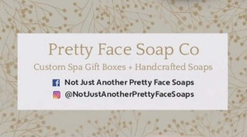 Może przedstawiać: Biały prostokąt z tekstem "Pretty Face Soap Co" w kolorze czarnym. Pod tekstem znajduje się napis "Custom Spa Gift Boxes + Handcrafted Soaps". Poniżej znajduje się ikona Facebooka i tekst "Not Just Another Pretty Face Soaps". Poniżej znajduje się ikona Instagrama i tekst "@NotJustAnotherPrettyFaceSoaps".
