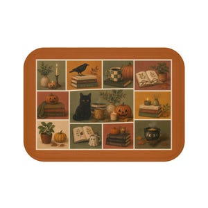 Peut inclure: Un tapis de bain rectangulaire avec une bordure orange brûlé présentant une grille d'illustrations. Les images incluent un chat noir, des citrouilles, des piles de livres, des bougies, un corbeau, un chaudron fumant et des tasses aux tons automnaux.