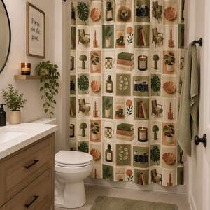 Peut inclure: Un rideau de douche présentant un motif à grille répétitif composé d'illustrations variées, notamment des plantes en pot, des appareils photo vintage, des piles de livres, des fauteuils, des bougies et des éléments botaniques dans des tons vert, orange et crème.
