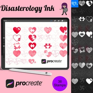 以下が含まれることがあります： Procreate アプリ用の 36 個のジグソーパズルハートスタンプのデジタルイラスト。スタンプは、赤、ピンク、グレーのさまざまな色合いで描かれています。画像は、スタンプが画面に表示されているデジタルタブレットを示しています。画像には、「Disasterology Ink」と「Procreate」のテキストが表示されています。