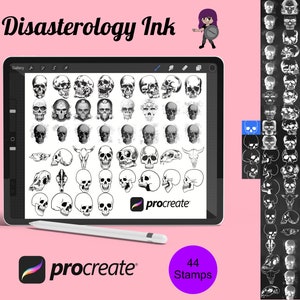 Könnte beinhalten: Eine digitale Illustration von 44 schwarzen und weißen Totenkopf-Stempeln für die Procreate-App. Die Stempel werden auf einem Tablet-Bildschirm mit einem Stift daneben angezeigt. Der Text "Disasterology Ink" wird oben im Bild angezeigt.