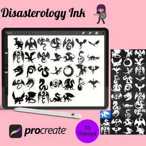 Puede incluir: Una pantalla de tableta digital que muestra 33 sellos de silueta de drag&oacute;n en blanco y negro para la aplicaci&oacute;n Procreate. El texto "Disasterology Ink" est&aacute; en la parte superior de la pantalla. El texto "33 Stamps" est&aacute; en un c&iacute;rculo morado debajo de la tableta.