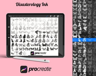 Op de afbeelding: Een digitale illustratie van een verzameling vlinderontwerpen in zwart en wit. De ontwerpen worden weergegeven op een tabletscherm met het Procreate-logo. De afbeelding is geplaatst tegen een roze achtergrond.