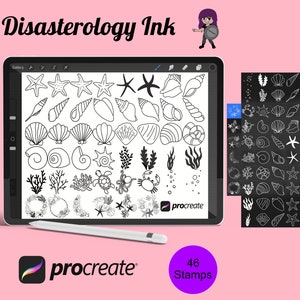以下が含まれることがあります： Procreateアプリ用の46個の白黒の海のテーマのスタンプのデジタルイラスト。スタンプには、貝殻、ヒトデ、海藻、カニが含まれています。画像は、デジタルタブレットの画面にスタンプを表示しています。