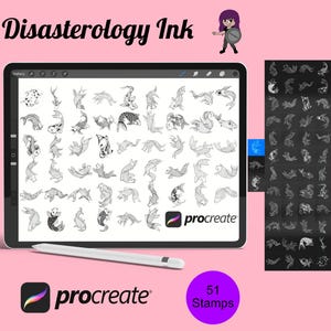 Pode incluir: Uma ilustração digital de 51 carimbos de peixes koi preto e branco para o aplicativo Procreate. Os carimbos são exibidos na tela de um tablet e em um fundo preto separado. O texto "Disasterology Ink" e "51 Stamps" também é visível.