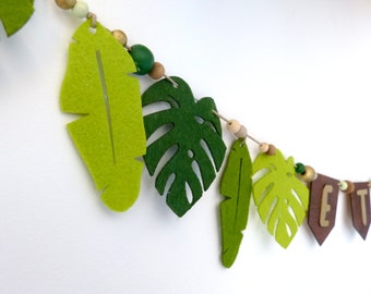 Guirlande Jungle personnalisée avec prénom perles de bois et feuilles en feutrine