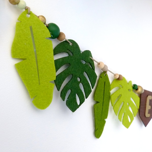 Guirlande Jungle personnalisée avec prénom perles de bois et feuilles en feutrine