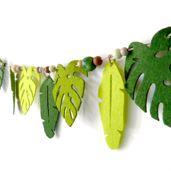 Guirlande jungle perles de bois et feuilles monstera et palmier en feutrine