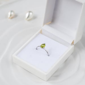 Dainty Peridot Ring – Minimalist August Birthstone Jewelry, Sterling Silver Peridot Ring, Delicate Green Gemstone Ring, Perfect Gift for Her
