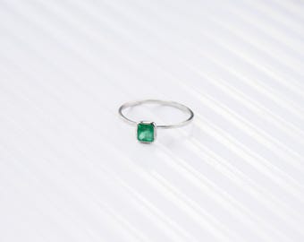 Solitairering Emerald • Minimalistisch sterlingzilver, geboortesteen mei