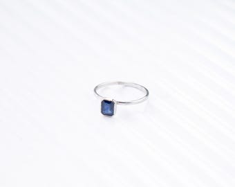 Minimalistisk blå safirring i sterlingsilver, smaragdslipning, september-födelsesten