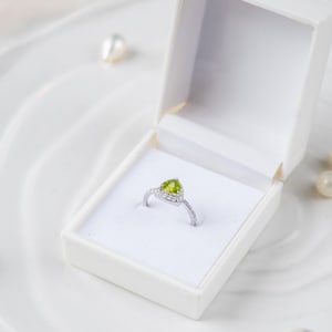 Dainty Peridot Ring – Minimalist August Birthstone Jewelry, Sterling Silver Peridot Ring, Delicate Green Gemstone Ring, Perfect Gift for Her