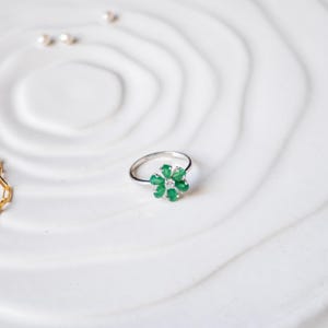 Dainty Emerald Ring, Emerald Flower Ring, May Birthstone, Minimalist Emerald Ring, Gift for Her, Gemstone Ring, Promise Ring, Dainty Ring