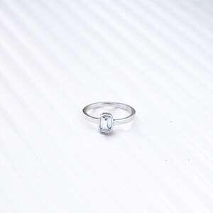 Emerald Cut Aquamarine Ring in 925 Silver – Minimalist March Birthstone Jewelry – Dainty Aquamarine Gift for Her – Natural Aquamarine Ring